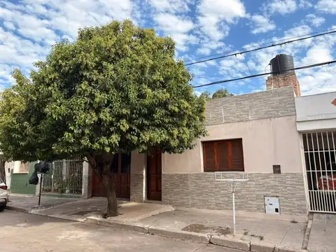 VENTA CASA 2 DORMITORIOS EN BARRIO ALTAMIRA