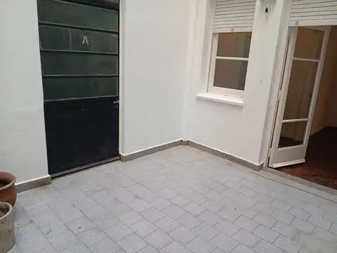 Muy buen departamento 4 amb. + dep. Con patio y balcón. 