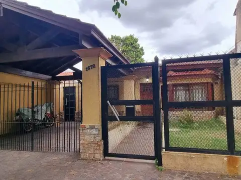 CASA 2 DORMITORIOS VENTA BANFIELD CON FONDO