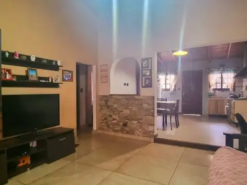 CASA 2 DORMITORIOS VENTA BANFIELD CON FONDO