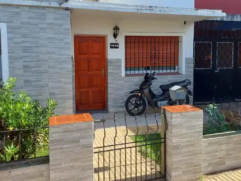 CASA EN VENTA 3 AMBIENTES ADROGUE APTO CREDITO