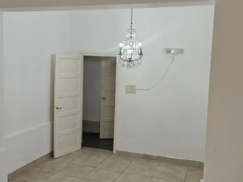 SE VENDE CASA+DEPTO AV. V DEL VALLE ZONA CENTRICA