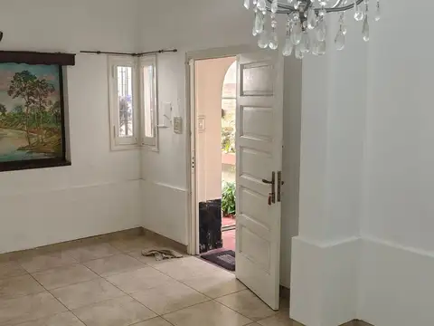 Casa 10 ambientes con 2 baños