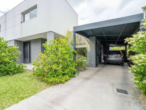 Casa en Venta con 2 cocheras