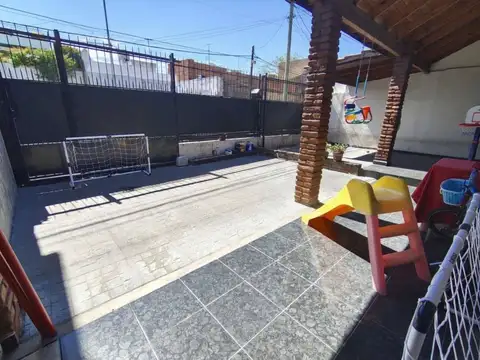 Casa 5 ambientes con 1 baño