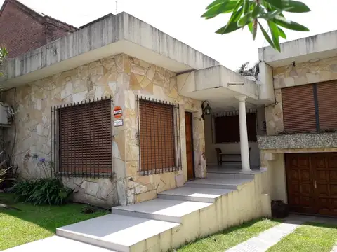 MORÓN CENTRAL - CASA DE 4 AMBIENTES+GARAJE (X2) - FONDO Y QUINCHO- PERMUTA X MENOR VALOR