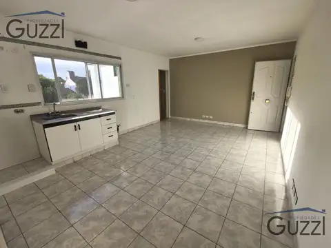 PH EN ALQUILER 2 AMBIENTES. 1ER PISO POR ESCALERA. SOBRE AVENIDA COMERCIAL EN VILLA ADELINA.