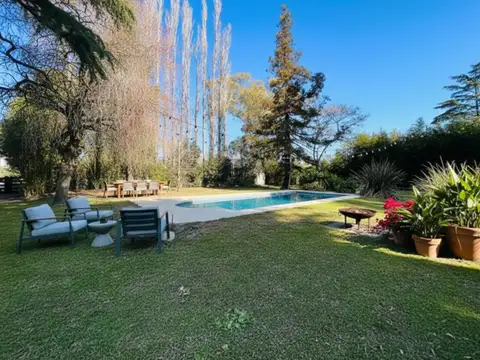 VENTA CASA PILAR 5 AMBIENTES PERMUTA
