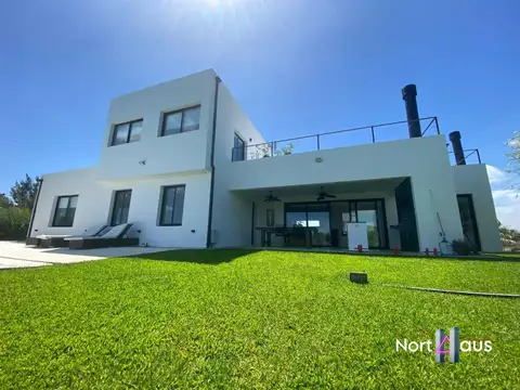 Hermosa casa al lago en venta en Barrio El Naudir!