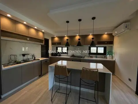 Casa 5 ambientes con 4 baños