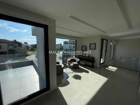 Casa en Venta con 3 cocheras