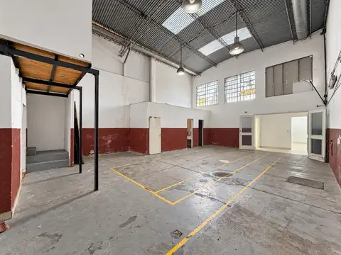  Alquiler Galpón con oficinas en Parque Chas 