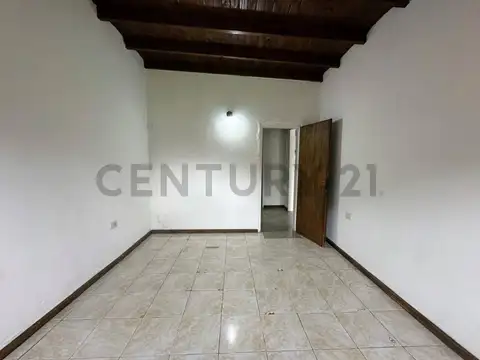 153 Y 58 -  CASA EN VENTA 2 DORMITORIOS, COCHERA Y PATIO CON VERDE, LOS HORNOS.