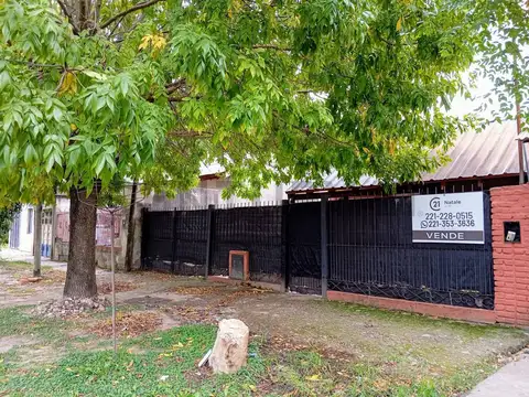153 Y 58 -  CASA EN VENTA 2 DORMITORIOS, COCHERA Y PATIO CON VERDE, LOS HORNOS.