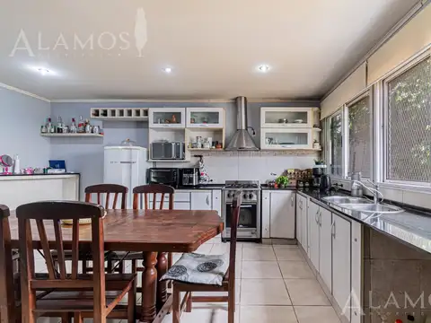 Casa en Venta con 3 cocheras