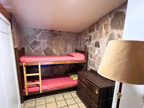 CASA EN VENTA EN CUESTA BLANCA, 3 DORM. GRAN PATIO Y PILETA!