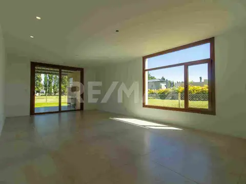 Casa 9 ambientes con 2 baños