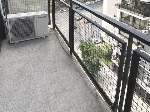 Alto - Amplio monoambiente con balcón al frente -