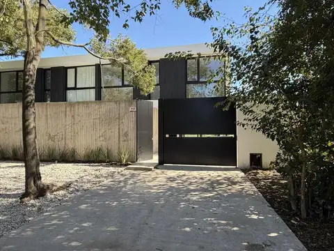 Casa a estrenar en Gonnet calle cortada galeria piscina
