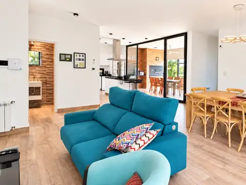 Casa en Venta con 3 cocheras