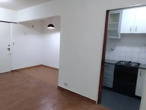 DEPARTAMENTO 2 AMBIENTES  LATERAL CON PATIO CUB. EN PB