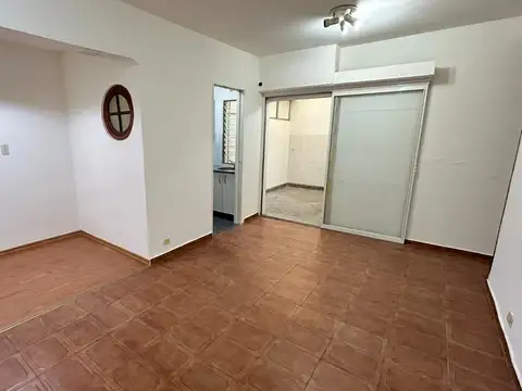 DEPARTAMENTO 2 AMBIENTES  LATERAL CON PATIO CUB. EN PB