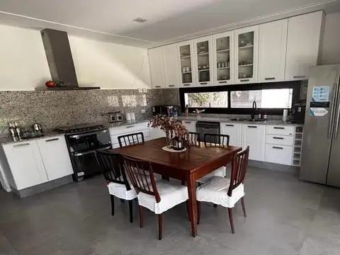 Casa 5 ambientes con 4 baños