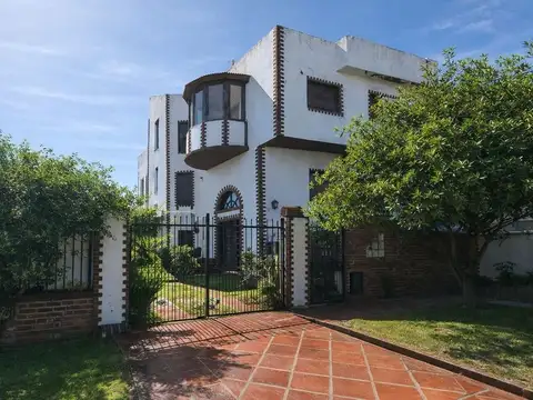 Venta casa 4 ambientes estilo colonial P. Mogotes