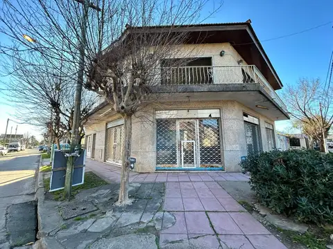 VENTA - CASA 3 AMBIENTES PARQUE, PISCINA Y LOCALES - MERLO