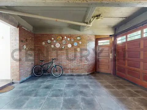 Venta de Casa de 3 dormitorios, 1 consultorio, cochera para 2 autos, patio y pileta. La Plata