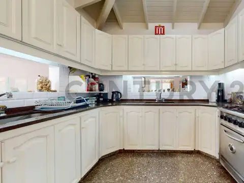 Venta de Casa de 3 dormitorios, 1 consultorio, cochera para 2 autos, patio y pileta. La Plata