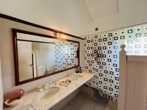 Casa en Alquiler con 5 cocheras