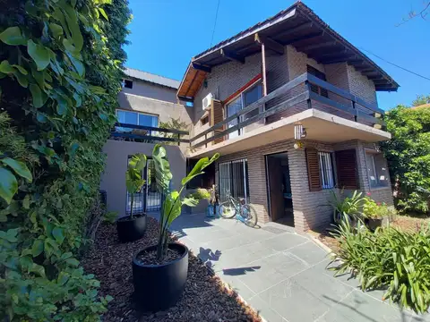 Casa  6 ambientes venta con jardín y pileta en San Isidro