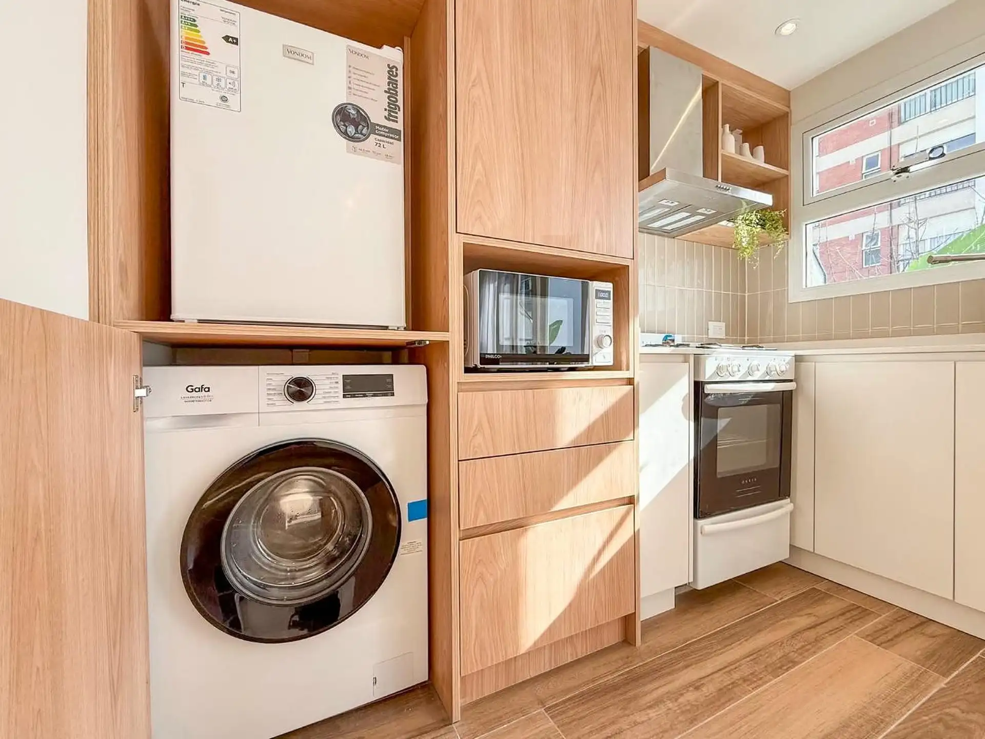 Depto 1 amb à la calle con balcón