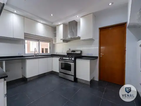 Casa en Venta con 3 cocheras