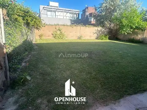 Casa en Alquiler con 1 cochera