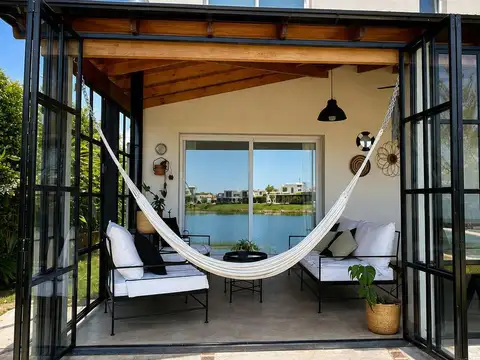 Casa en Alquiler con 4 cocheras