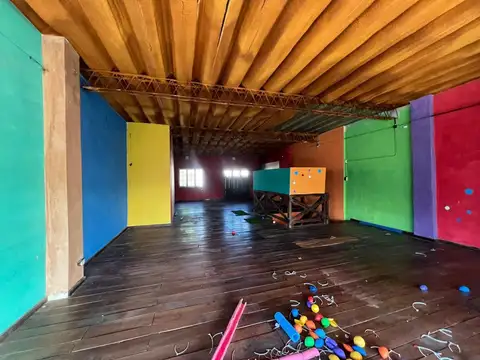 Alquiler Local 260Mt² s/Avenida Gaona Buen Estado