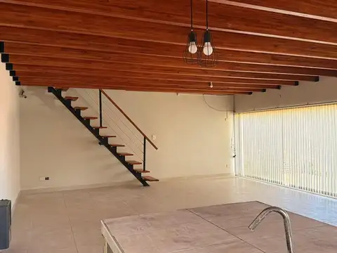 Casa moderna con pileta en San Carlos Centro 