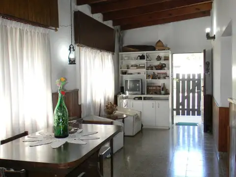 Casa 4 ambientes con 2 baños
