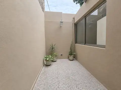 PH de 4 ambientes con patios y 2 baños