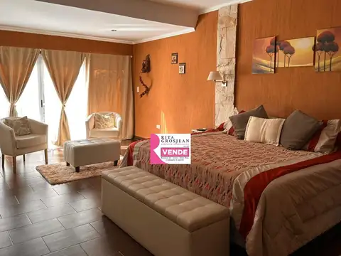Casa en Venta con 3 cocheras