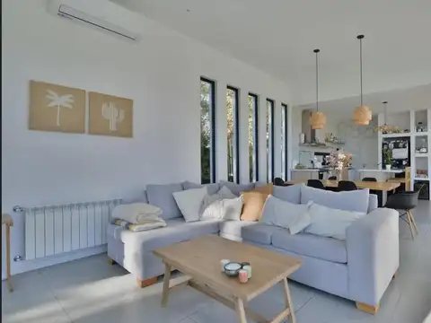 Casa 4 ambientes con 2 baños