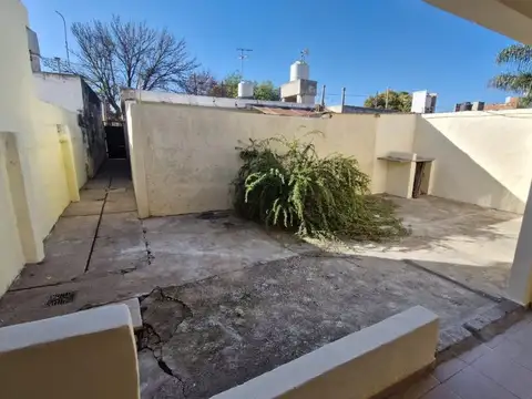 Casa 6 ambientes con 2 baños