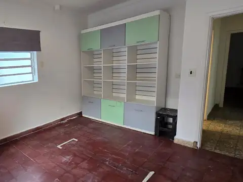 Oportunidad única! Casa tipo chalet totalmente remodelada a nueva, lista para mudarte y sin pagar expensas. Excelente Zona Boulogne