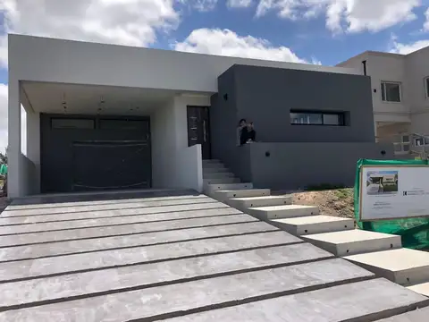 Casa en Venta en Berazategui, USD 250.000