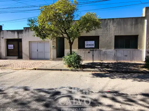 Amplica Casa Céntrica con Local Comercial. Mercedes, Buenos Aires.