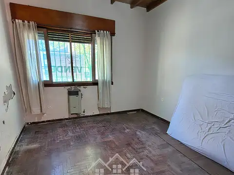 Casa 7 ambientes con 2 baños