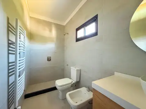 Casa 5 ambientes con 3 baños