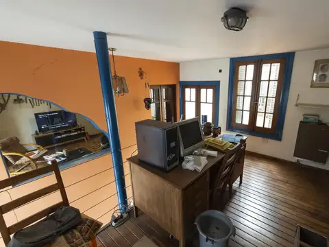 Casa 8 ambientes con 2 baños